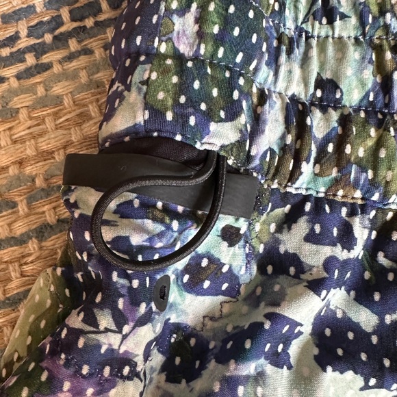 Lululemon Water: Surf Short in Floral Sport White Multi Black Reversible Size 6 - Picture 4 of 15